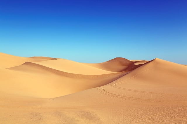 Private city tour in Muscat’s desert landscape Private guided tour of Muscat’s desert, a luxury stopover experience.