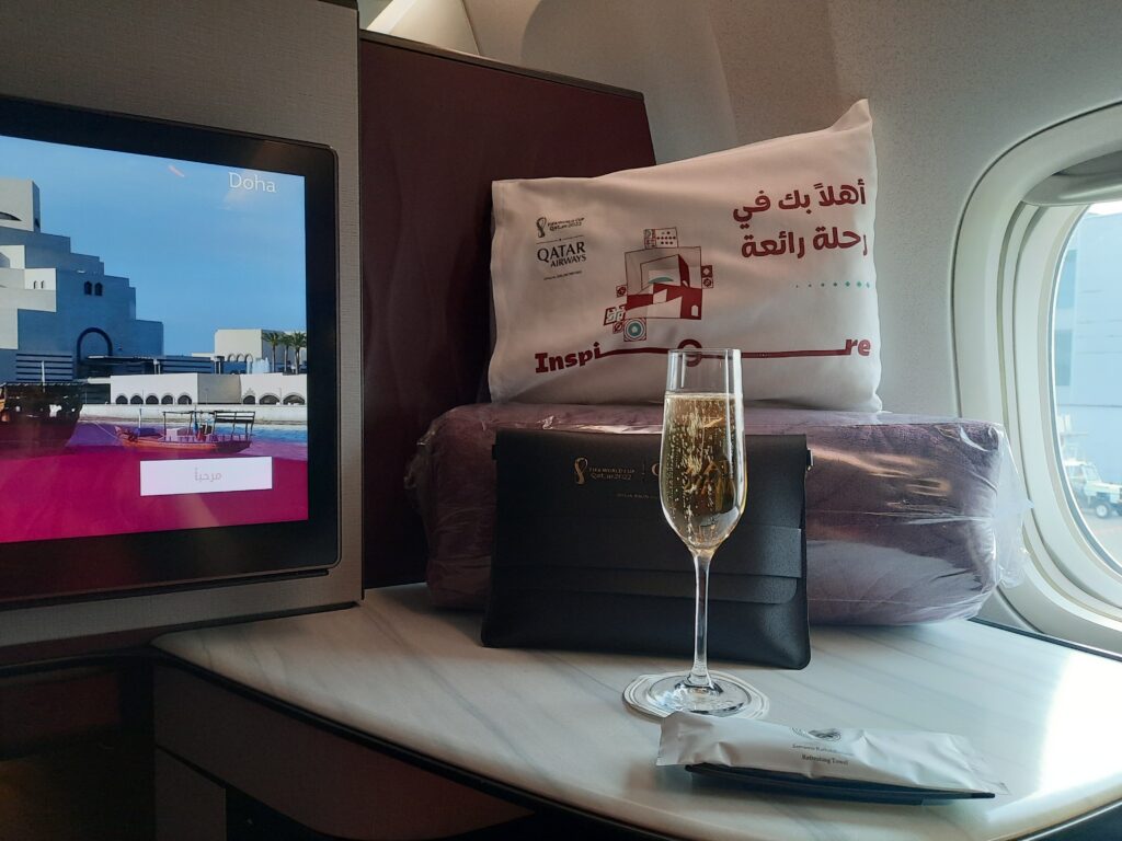 Qatar Airways Qsuite interior. Mastering the business class upgrade algorithm is the mathematical key to flying in premium cabins without paying the retail price.