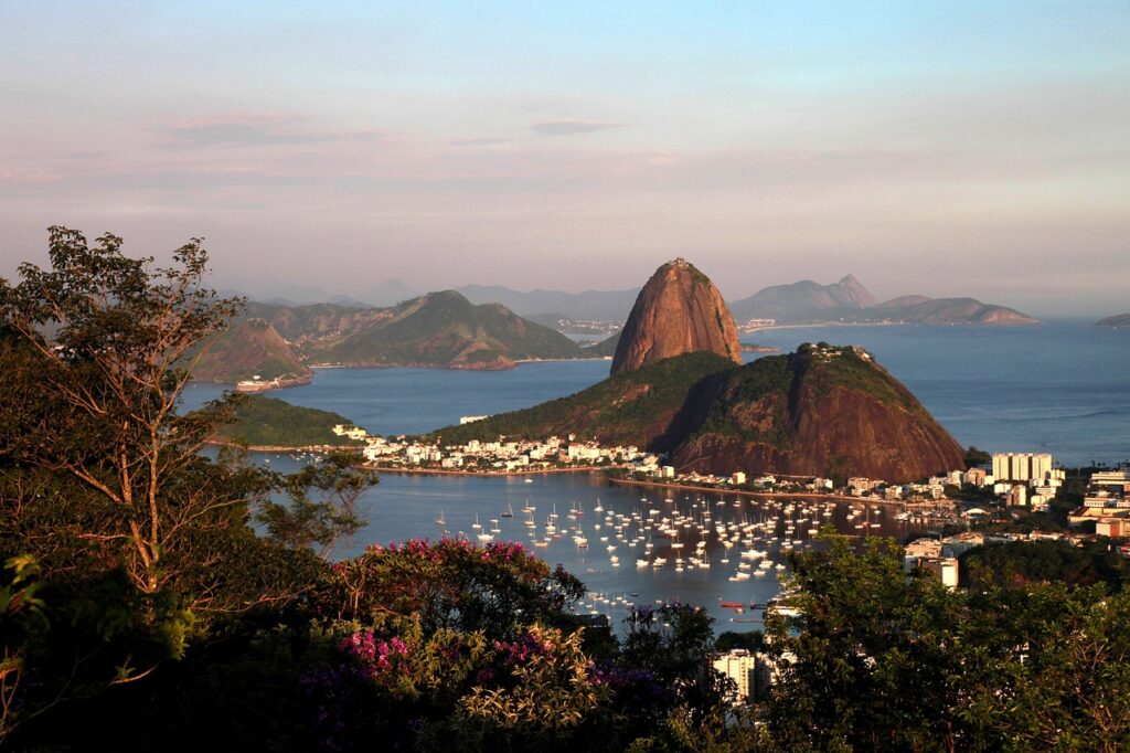 Rio de Janeiro’s Sugarloaf and Praia de Botafogo on a clear sunset, showing calm shoulder-season weather in Brazil